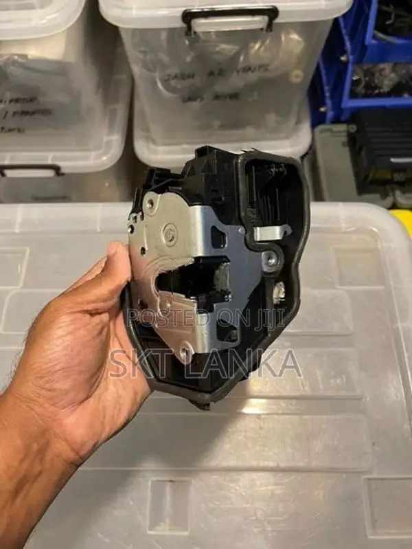 Genuine BMW X1 E84 2010 driver rear door lock