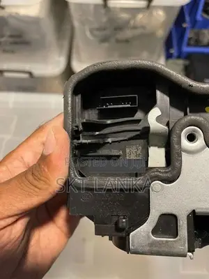 Genuine BMW X1 E84 2010 driver rear door lock