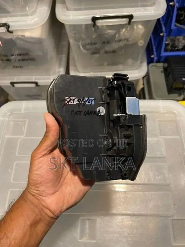 Genuine BMW X1 E84 2010 driver rear door lock