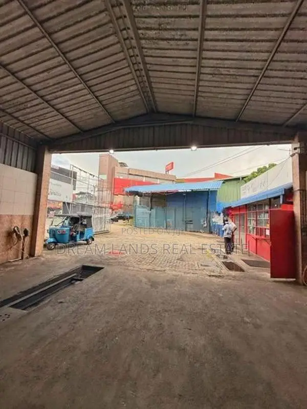 COMMERCIAL PROPERTY FOR RENT IN THALAWATHUGODA (SP824)