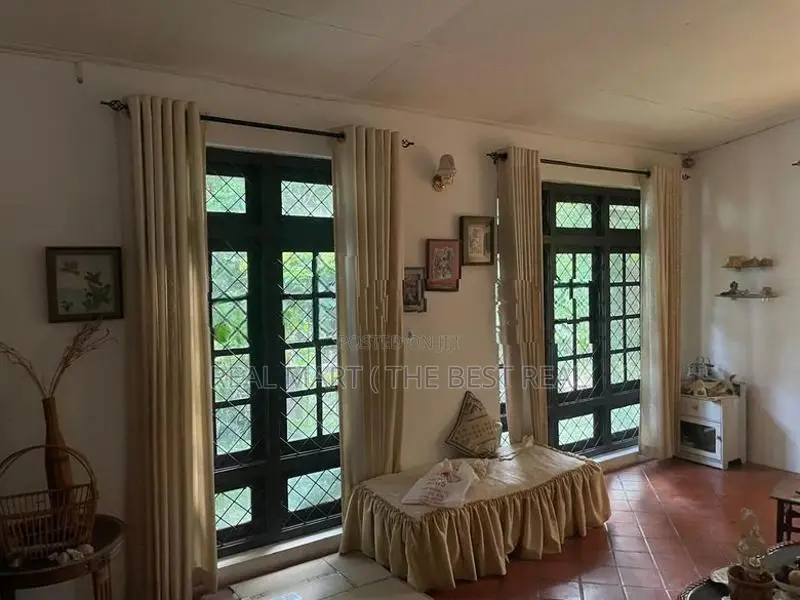 Kandy : 4BR (34 Perch) House for Sale at Heeressagala