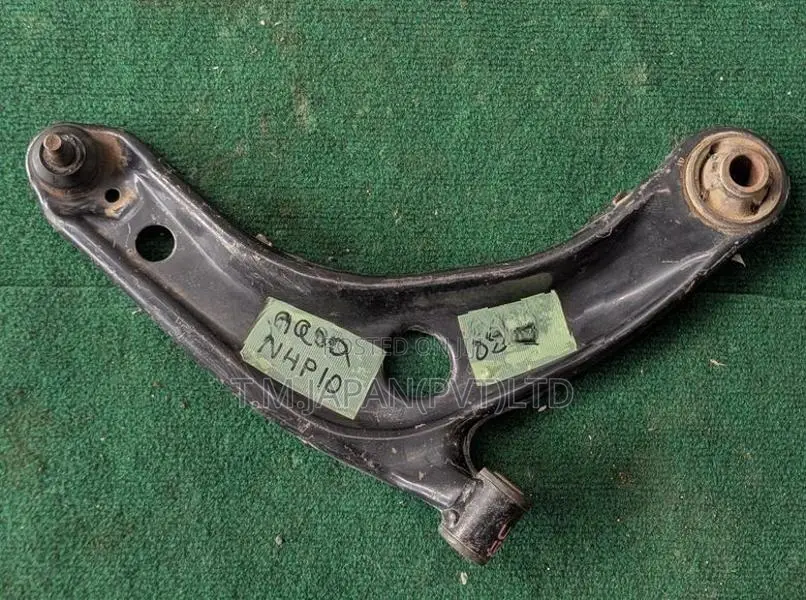 TOYOTA AQUA NHP-10 RIGHT SIDE LOWER ARM