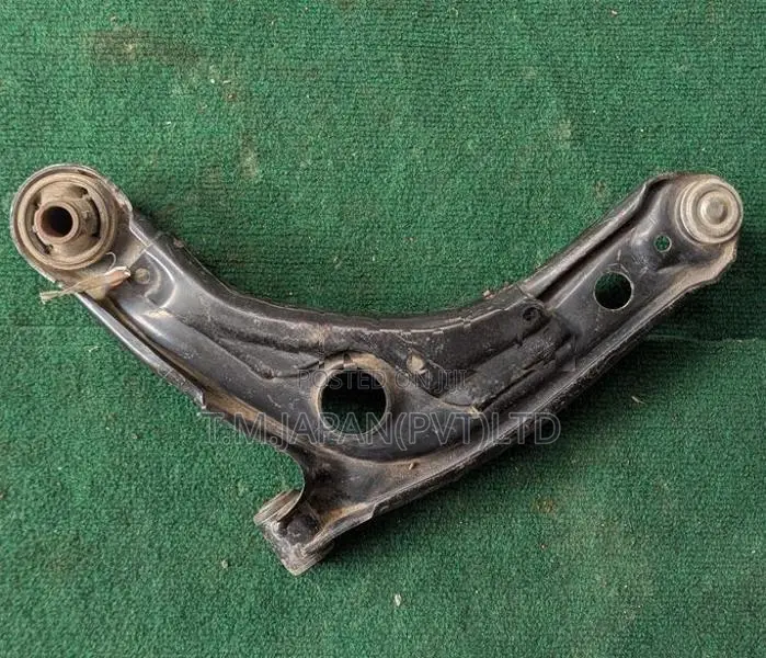 TOYOTA AQUA NHP-10 RIGHT SIDE LOWER ARM