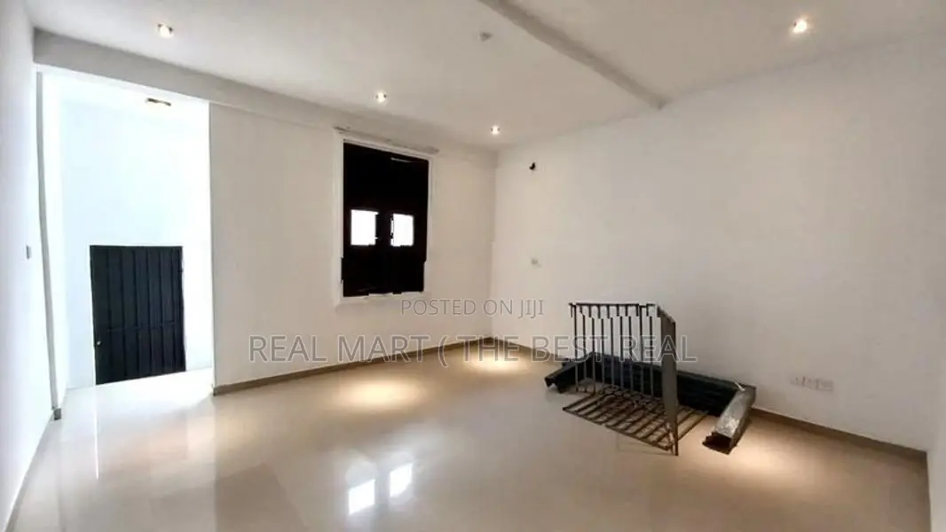 Boralesgamuwa 5 A/c Br Three Storey House for Sale