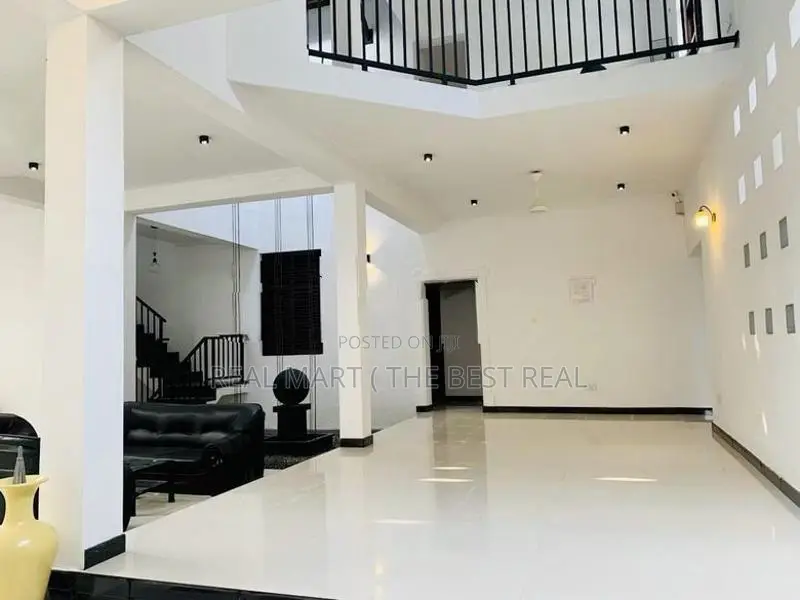 Boralesgamuwa 5 A/c Br Three Storey House for Sale