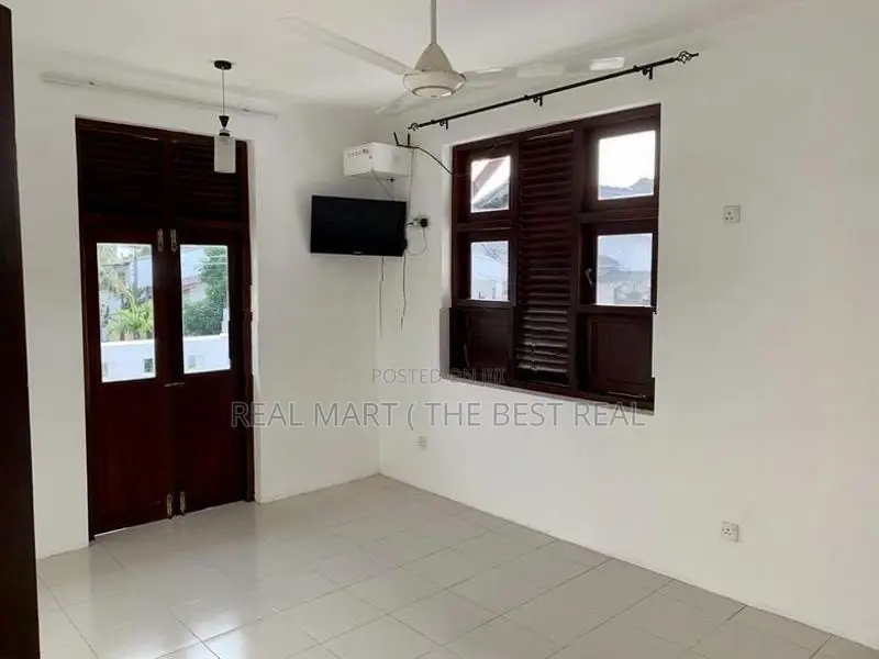Boralesgamuwa 5 A/c Br Three Storey House for Sale