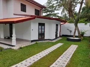 අලුත් පදිංචිනොමෑති දෙමහල් නිවසක් විකිනිමට කහතුඩුව