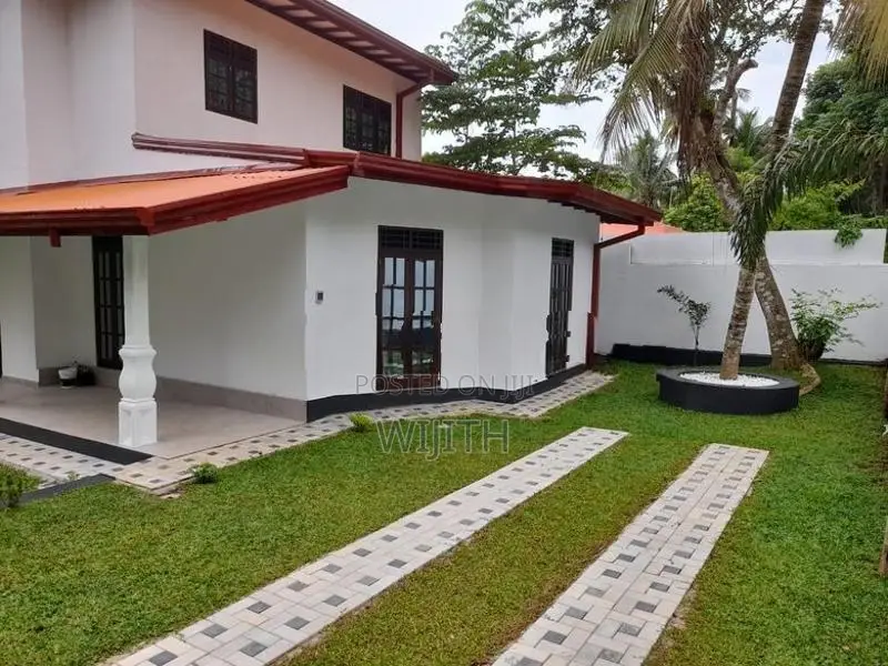 අලුත් පදිංචිනොමෑති දෙමහල් නිවසක් විකිනිමට කහතුඩුව