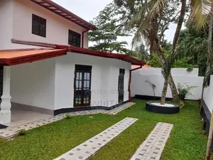 අලුත් පදිංචිනොමෑති දෙමහල් නිවසක් විකිනිමට කහතුඩුව