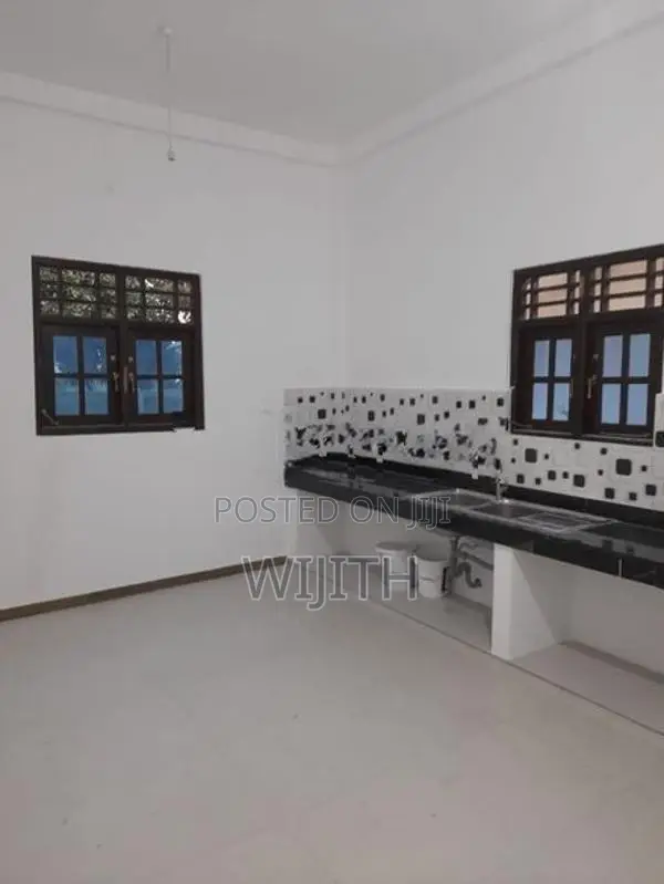 අලුත් පදිංචිනොමෑති දෙමහල් නිවසක් විකිනිමට කහතුඩුව