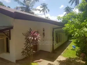 land with house for sale in mahakubura