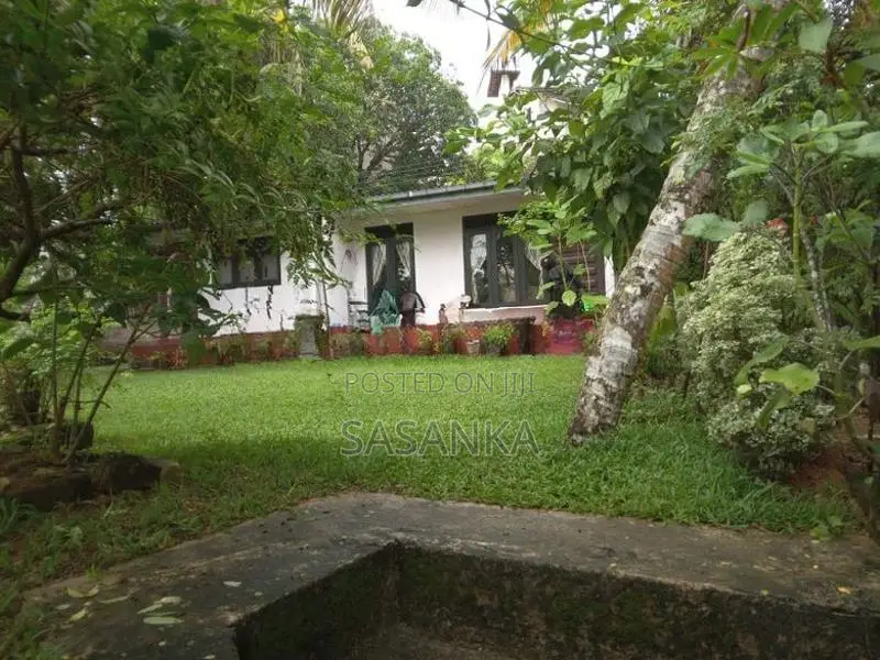 Battaramulla - Pelawatta Kandawatta Lane 21p Land with House for Sale
