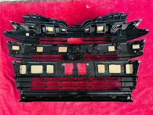 Toyota Noah ZWR90 Rediator Grille