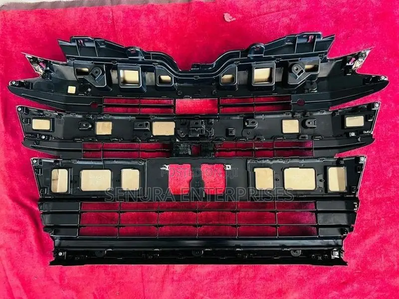Toyota Noah ZWR90 Rediator Grille
