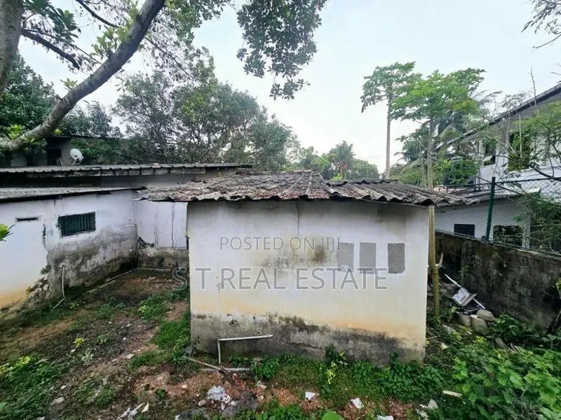 15 P High Residential Land with House for Sale in Nawala
