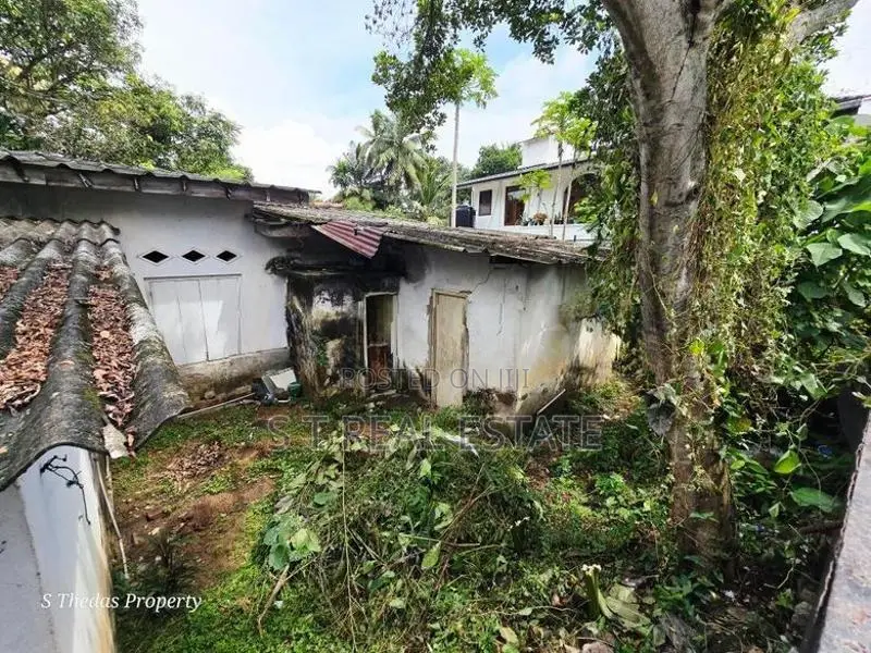 15 P High Residential Land with House for Sale in Nawala