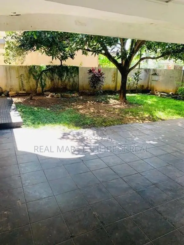 Nugegoda Town : 25 Perch Commercial Land for Sale near High level Road