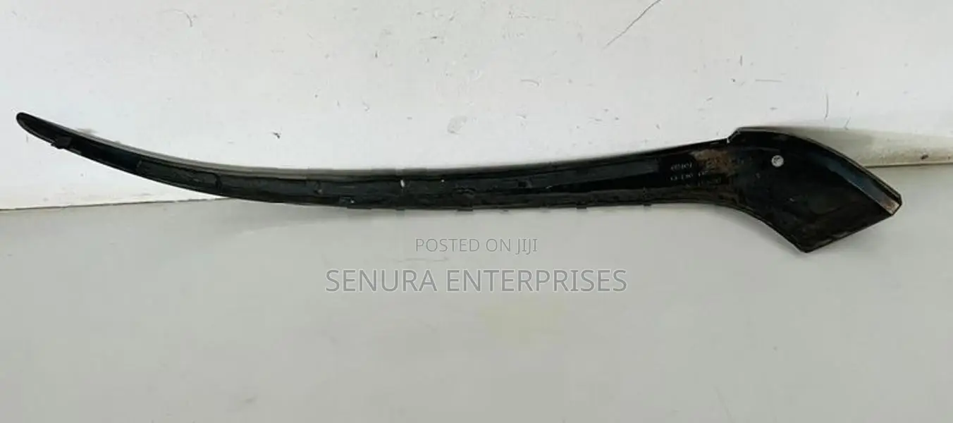 Toyota Esquire Buffer Garnish L/h