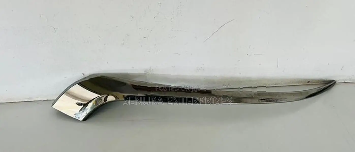 Toyota Esquire Buffer Garnish L/h
