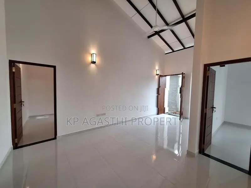 New House for Sale in Athurugiriya