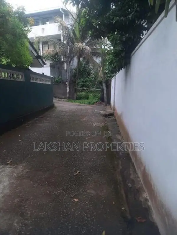 Land For Sale In Boralesgamuwa Lake Road