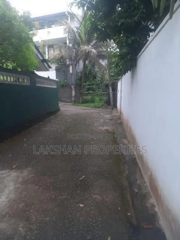 Land For Sale In Boralesgamuwa Lake Road