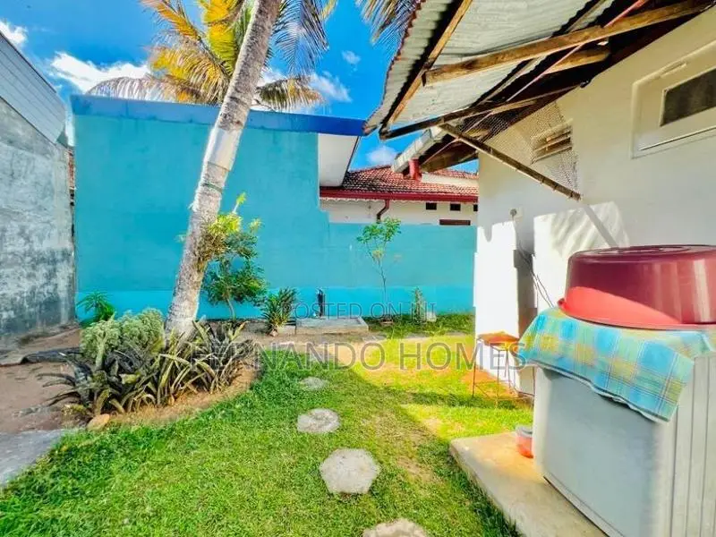 19 Perches Land With A Spacious 4 BR Single Story House Sale Negombo