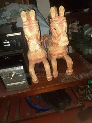 පැරණි ලී අශ්වයන් ජෝඩුවක්