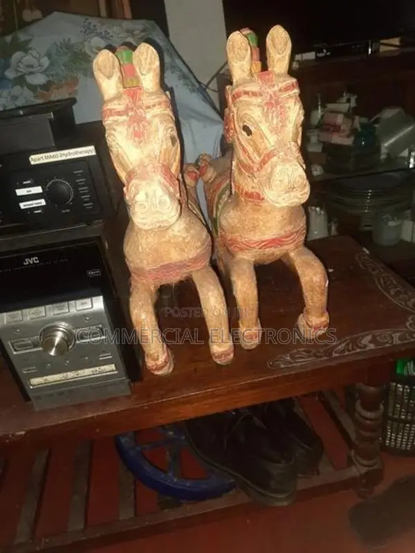 පැරණි ලී අශ්වයන් ජෝඩුවක්