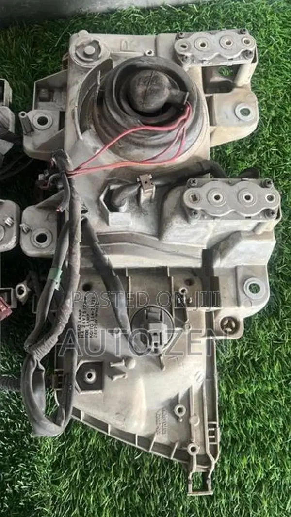 Isuzu NKR Samanala Face Headlight