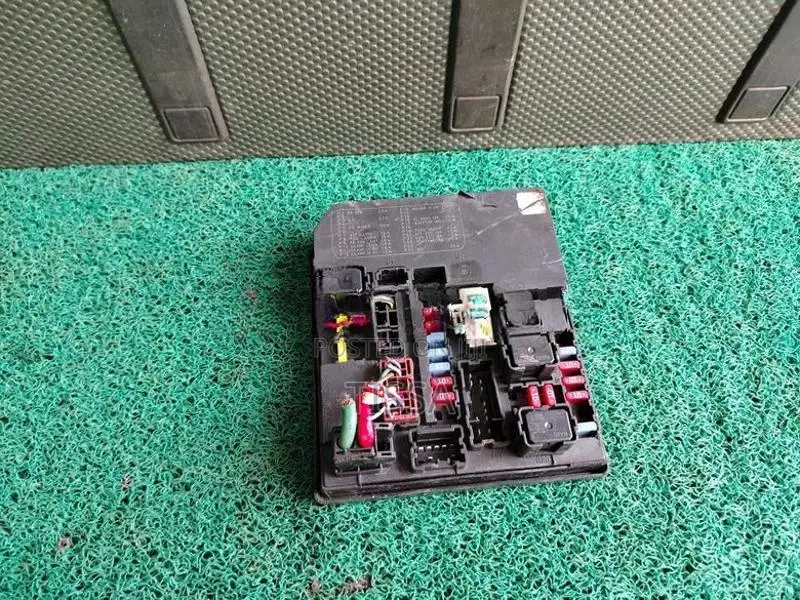 Nissan Note E11 Fuse Box