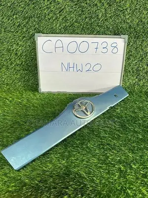 Toyota Prius (NHW20) Dicky Garnish (Thuch)