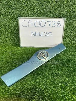 Toyota Prius (NHW20) Dicky Garnish (Thuch)
