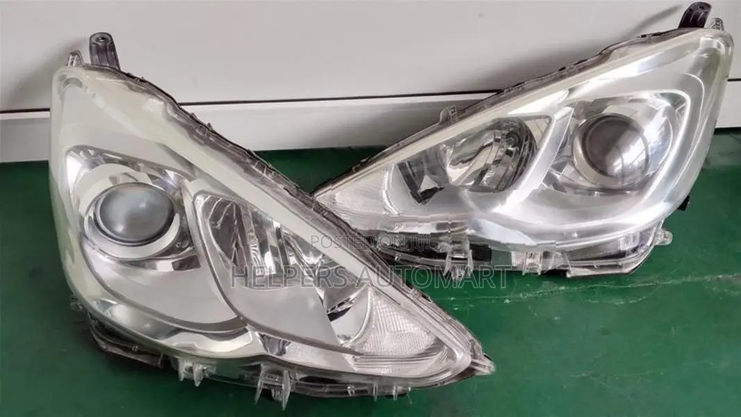 toyota Aqua NHP10 Head light