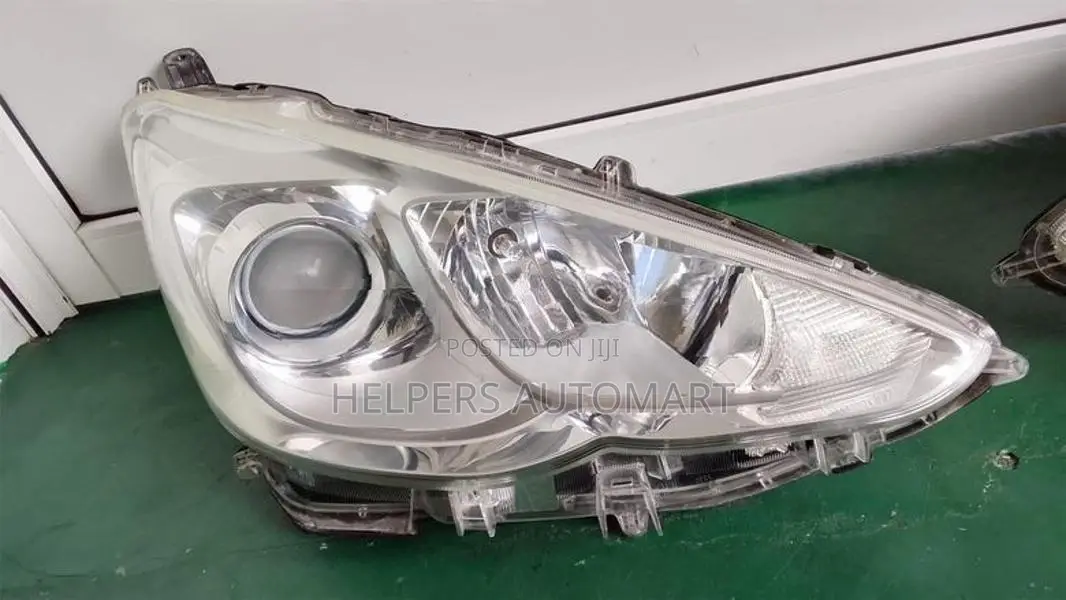 toyota Aqua NHP10 Head light