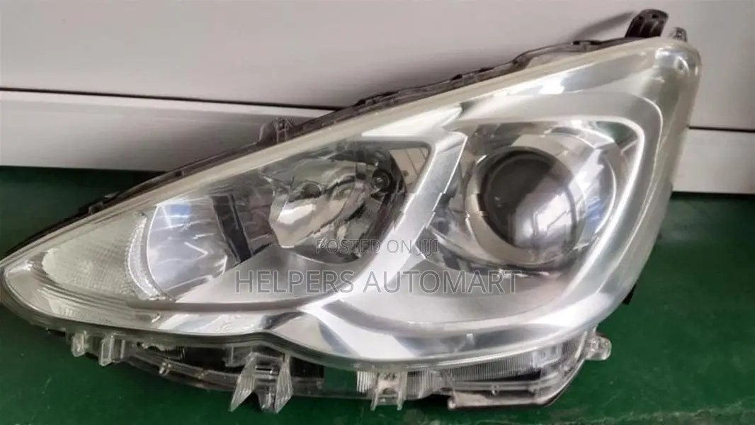 toyota Aqua NHP10 Head light