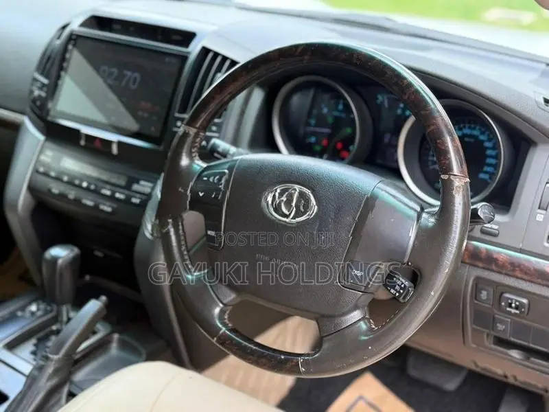 Toyota Land Cruiser Sahara Lc 200 Modelista 2010