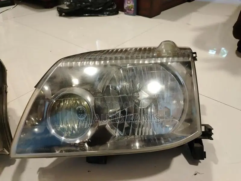 Nissan X Trail T30 Head Light