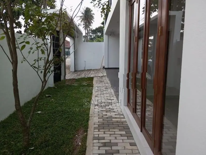 Luxury Brand New House In Kottawa