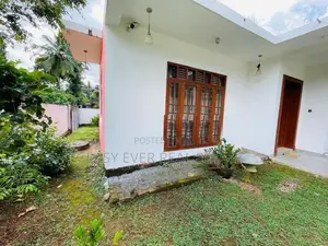 අංගසම්පූර්ණ දෙමහල් නිවසක් විකිණීමට.