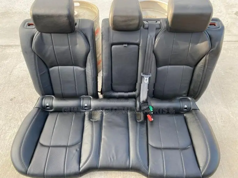 Range Rover Evoque Black leather bucket seats
