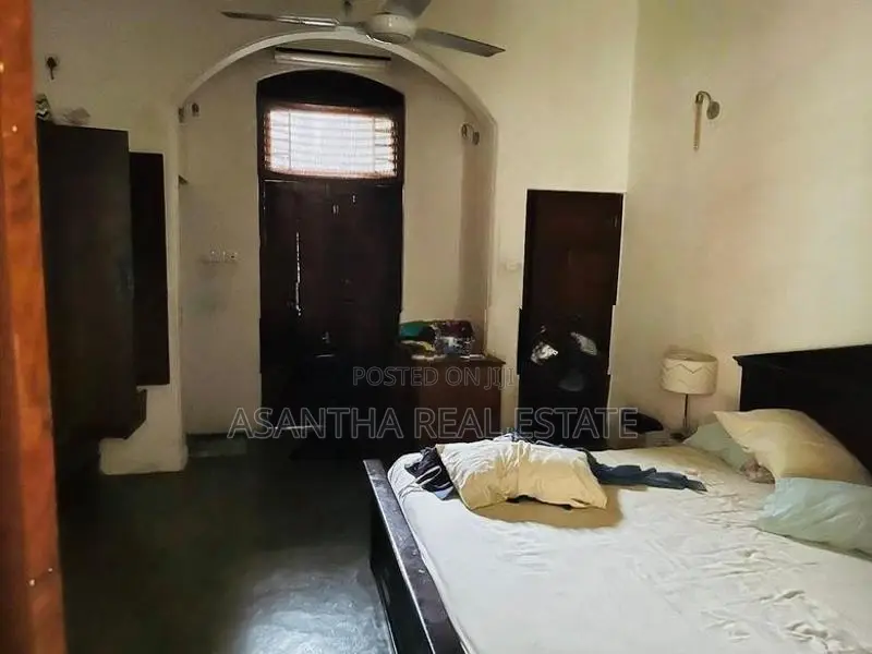 (AFA715) 19 P Land With Antic Type Good House For Sale At Colombo 04