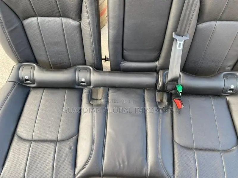 Range Rover Evoque Black leather bucket seats