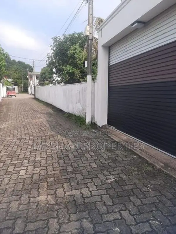 Land For Sale In Boralesgamuwa Lake Road