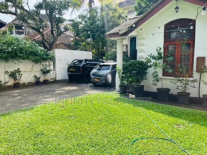 (AFA760) 19 P Land With Antic Type Good House For Sale At Colombo 04