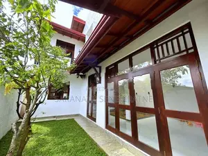 Modern New House With Spacious Garden & Parking - Boralesgamuwa Weraha