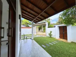 Modern New House With Spacious Garden & Parking - Boralesgamuwa Weraha
