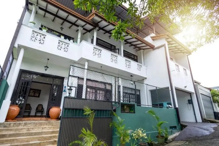 මාලබේ තලාහේන වටිනා දෙමහල් නිවසක් විකිනීමට.