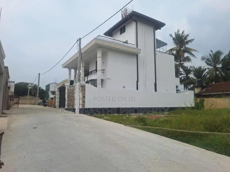 Boralesgamuwa Luxury House for Sale