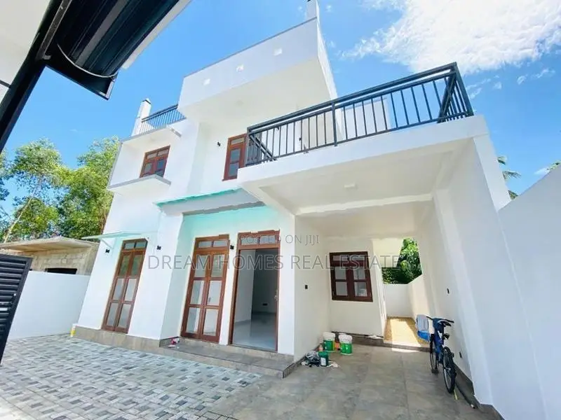 Modern 2-Storey Luxury Home in Athurugiriya